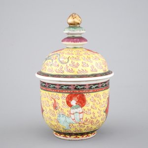 A Chinese Thai market Bencharong style yellow ground bowl and cover, 18/19th C. — photo 5