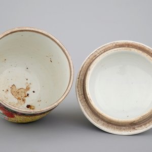 A Chinese Thai market Bencharong style yellow ground bowl and cover, 18/19th C. — photo 6