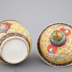 A Chinese Thai market Bencharong style yellow ground bowl and cover, 18/19th C. — photo 7