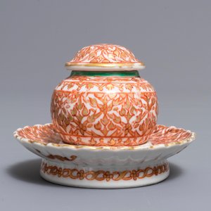 A Chinese Thai market iron red and gilt Bencharong-style covered bowl on stand, 19th C. — photo 4