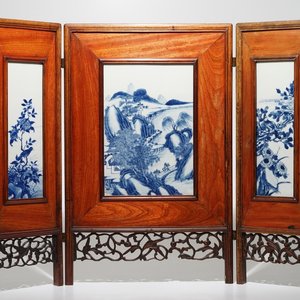 A Chinese three-piece blue and white porcelain and wood folding table screen, 19/20th C. — 照片 1