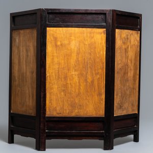 A Chinese threefold table screen with qianjiang cai plaques, 19/20th C. — photo 8