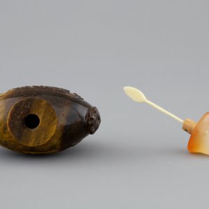 A Chinese tiger's eye snuff bottle, ca. 1900 — foto 3