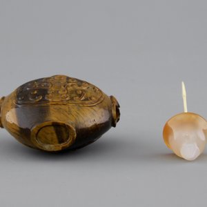 A Chinese tiger's eye snuff bottle, ca. 1900 — foto 4