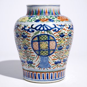 A Chinese Transitional wucai vase with buddhist emblems, Transitional period, Chongzhen/Shunzhi — photo 3