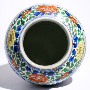 A Chinese Transitional wucai vase with buddhist emblems, Transitional period, Chongzhen/Shunzhi — photo 6