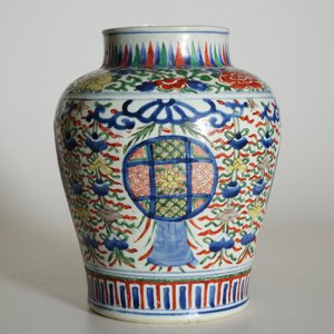 A Chinese Transitional wucai vase with buddhist emblems, Transitional period, Chongzhen/Shunzhi — photo 7