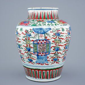 A Chinese Transitional wucai vase wuth buddhist emblems, Shunzhi, 1643-1661 — 照片 2
