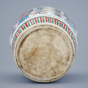 A Chinese Transitional wucai vase wuth buddhist emblems, Shunzhi, 1643-1661 — 照片 6