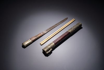 A Chinese travelling set with a pair of chopsticks and a knife, 19th C.
