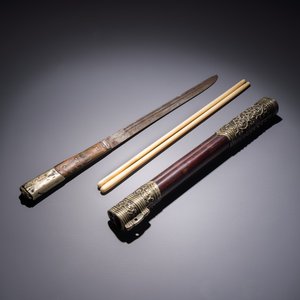 A Chinese travelling set with a pair of chopsticks and a knife, 19th C. — photo 1