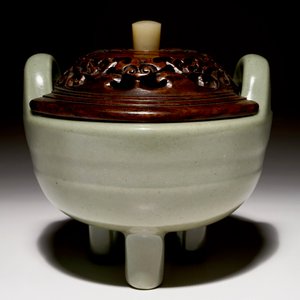 A Chinese tripod celadon censer with jade-inset wooden cover, 19th C. — photo 3