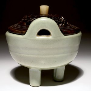 A Chinese tripod celadon censer with jade-inset wooden cover, 19th C. — photo 4