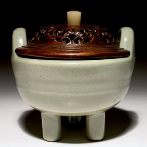A Chinese tripod celadon censer with jade-inset wooden cover, 19th C. — photo 5
