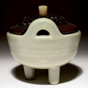 A Chinese tripod celadon censer with jade-inset wooden cover, 19th C. — photo 6