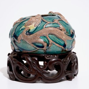 A Chinese turquoise and aubergine glazed brushwasher with applied dragons and lingzhi, 19/20th C. — photo 2