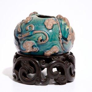 A Chinese turquoise and aubergine glazed brushwasher with applied dragons and lingzhi, 19/20th C. — photo 3