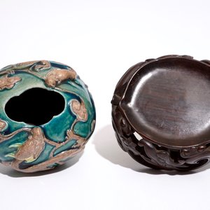 A Chinese turquoise and aubergine glazed brushwasher with applied dragons and lingzhi, 19/20th C. — photo 6
