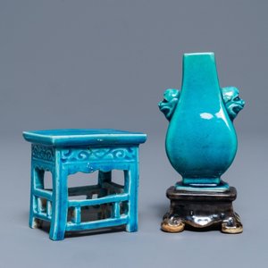 A Chinese turquoise and aubergine-glazed miniature vase on stand and a table, Kangxi — 照片 1