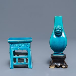 A Chinese turquoise and aubergine-glazed miniature vase on stand and a table, Kangxi — 照片 3