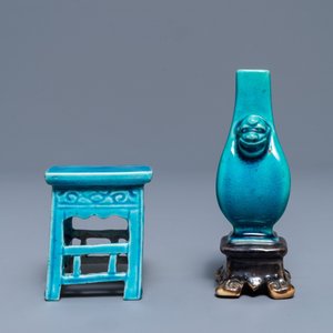 A Chinese turquoise and aubergine-glazed miniature vase on stand and a table, Kangxi — 照片 5