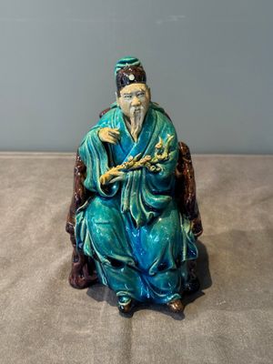 A Chinese turquoise- and aubergine-glazed sculpture of a seated scholar, 18/19th C. — 照片 1