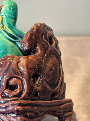 A Chinese turquoise- and aubergine-glazed sculpture of a seated scholar, 18/19th C. — 照片 11