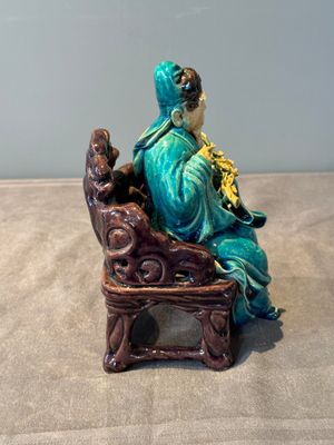 A Chinese turquoise- and aubergine-glazed sculpture of a seated scholar, 18/19th C. — 照片 2
