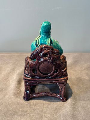 A Chinese turquoise- and aubergine-glazed sculpture of a seated scholar, 18/19th C. — 照片 3