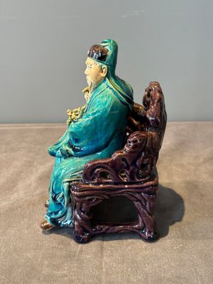 A Chinese turquoise- and aubergine-glazed sculpture of a seated scholar, 18/19th C. — 照片 4