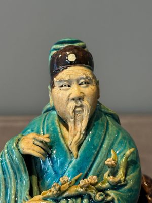 A Chinese turquoise- and aubergine-glazed sculpture of a seated scholar, 18/19th C. — 照片 5