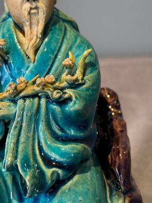 A Chinese turquoise- and aubergine-glazed sculpture of a seated scholar, 18/19th C. — 照片 6