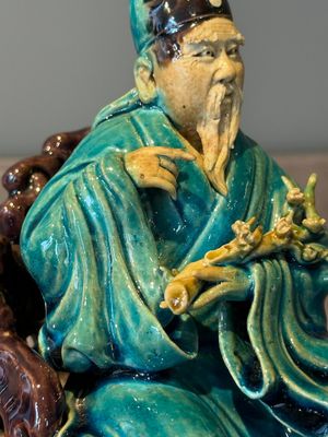 A Chinese turquoise- and aubergine-glazed sculpture of a seated scholar, 18/19th C. — 照片 7