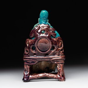 A Chinese turquoise- and aubergine-glazed sculpture of a seated scholar, 18/19th C. — 照片 3