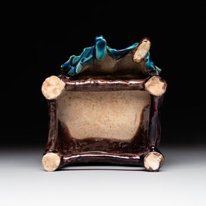 A Chinese turquoise- and aubergine-glazed sculpture of a seated scholar, 18/19th C. — 照片 7