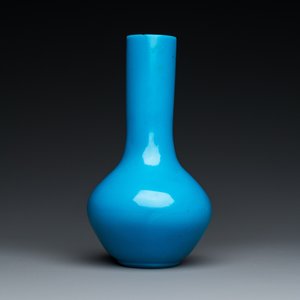 A Chinese turquoise blue Peking glass bottle vase, Qianlong mark and of the period — 照片 3