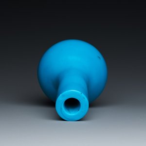 A Chinese turquoise blue Peking glass bottle vase, Qianlong mark and of the period — 照片 5