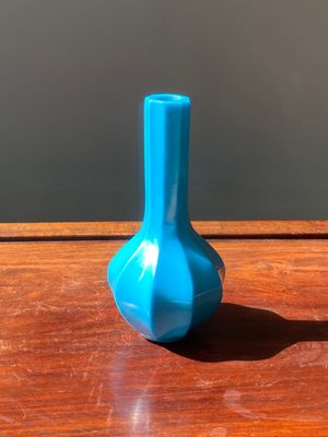 A Chinese turquoise blue Peking glass facetted bottle vase, Qianlong mark and of the period — 照片 1