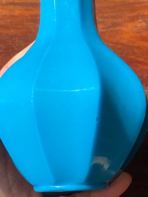 A Chinese turquoise blue Peking glass facetted bottle vase, Qianlong mark and of the period — 照片 6