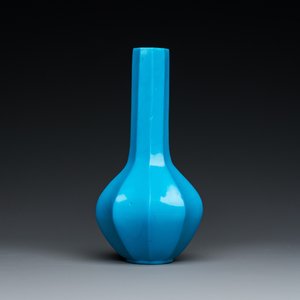 A Chinese turquoise blue Peking glass facetted bottle vase, Qianlong mark and of the period — 照片 1
