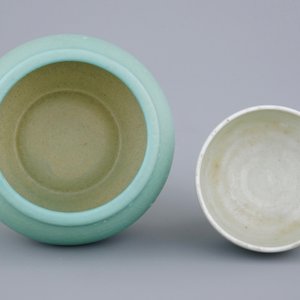 A Chinese turquoise brushwasher, 17/18th C. and a white glazed stem cup, Ming Dynasty, 16/17th C. — 照片 6