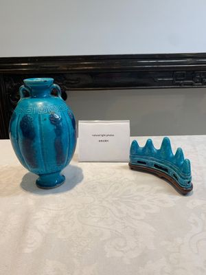 A Chinese turquoise-glazed brush rest and a Fahau vase, 18/19th C. — 照片 1