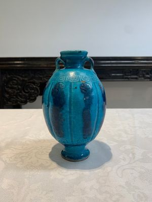 A Chinese turquoise-glazed brush rest and a Fahau vase, 18/19th C. — 照片 2