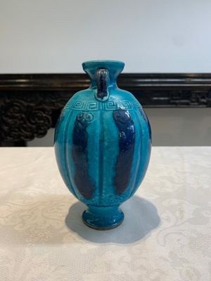 A Chinese turquoise-glazed brush rest and a Fahau vase, 18/19th C. — 照片 3