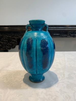 A Chinese turquoise-glazed brush rest and a Fahau vase, 18/19th C. — 照片 4