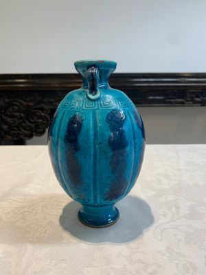 A Chinese turquoise-glazed brush rest and a Fahau vase, 18/19th C. — 照片 5
