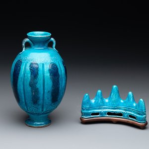 A Chinese turquoise-glazed brush rest and a Fahau vase, 18/19th C. — 照片 1