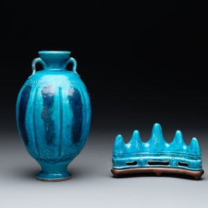 A Chinese turquoise-glazed brush rest and a Fahau vase, 18/19th C. — 照片 2