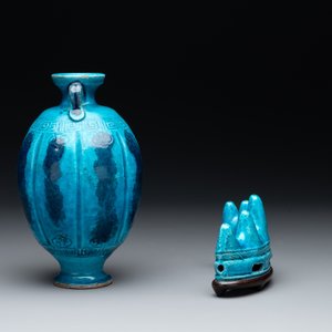 A Chinese turquoise-glazed brush rest and a Fahau vase, 18/19th C. — 照片 3