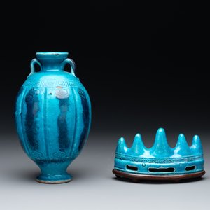 A Chinese turquoise-glazed brush rest and a Fahau vase, 18/19th C. — 照片 4